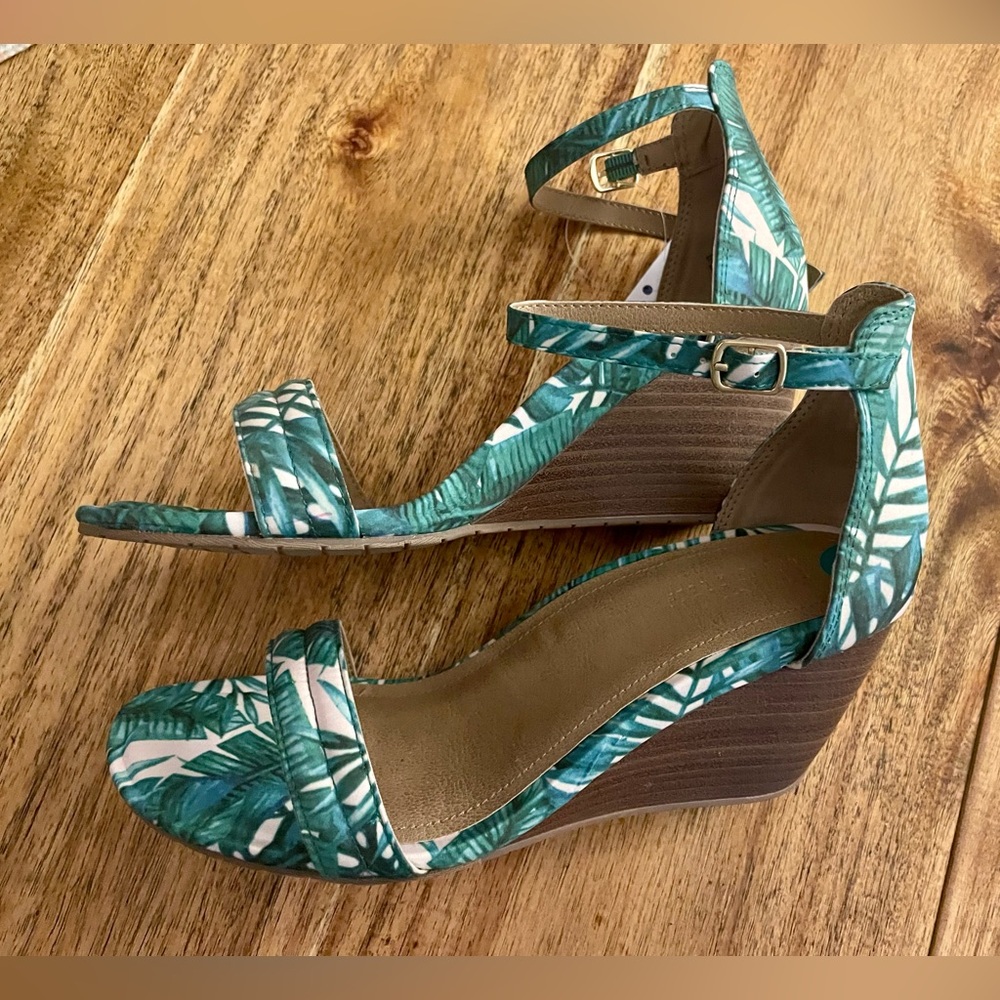 Reaction Kenneth Cole Tropical Green Wedge Sandals